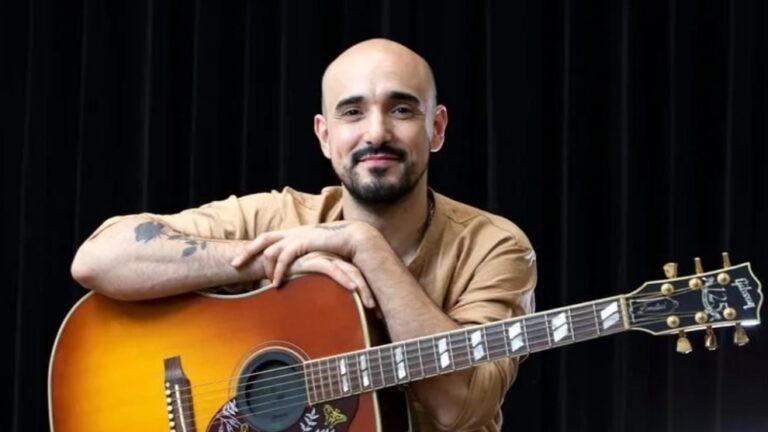 Abel Pintos se anima con «Eres», el clásico de Café Tacvba