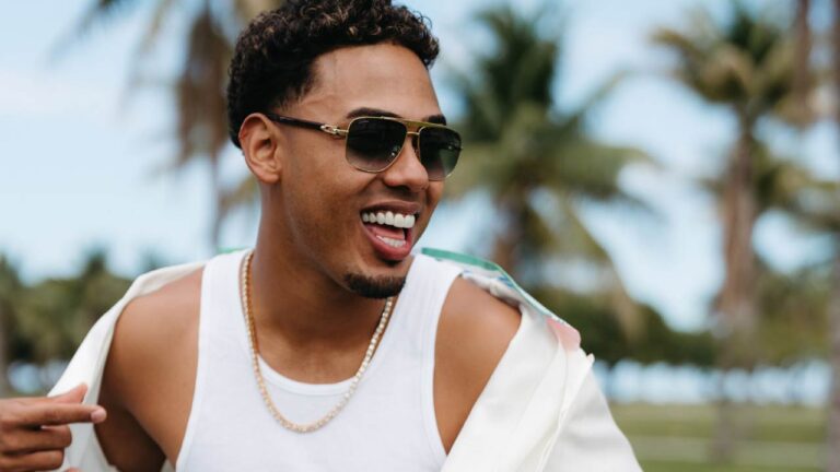 ‘Degenere’ de Myke Towers con Benny Blanco llega al No. 1 de Latin Airplay