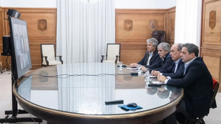 Francos y Caputo mantuvieron un Zoom con gobernadores para sumarlos al plan del «dólar colchón»