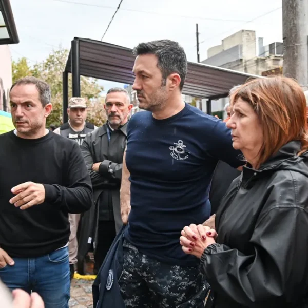 Luis Petri recorrió zonas inundadas y advirtió que en Campana hay más de 1.600 evacuados