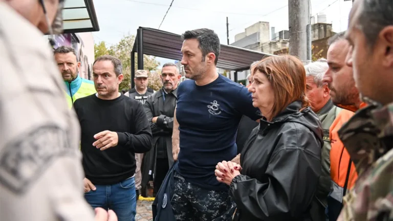 Luis Petri recorrió zonas inundadas y advirtió que en Campana hay más de 1.600 evacuados