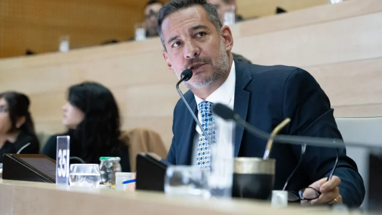 Siciliano repudió a De Loredo por el uso de IA contra Llaryora: “Es inmoral y constituye un delito.”