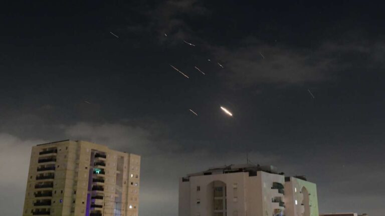 Israel bajo ataque: Irán lanzó más de 150 misiles y hay explosiones en Tel Aviv y Jerusalén