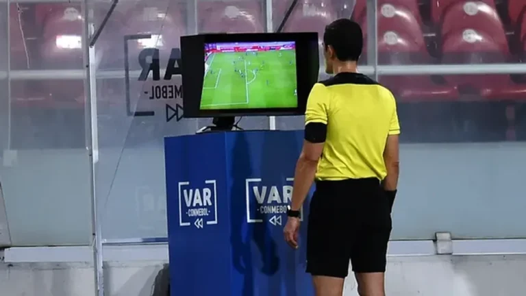 La drástica decisión de la Conmebol para terminar con las protestas de los jugadores al VAR