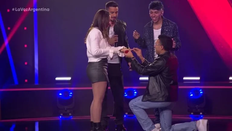La increíble sorpresa en La Voz: un participante le pidió casamiento a su novia en pleno show