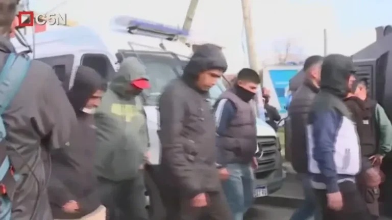 Escándalo en el acto de Milei: ingresó una patota de encapuchados sin requisa ni control