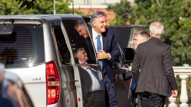 El Gobierno recibe a Llaryora y Orrego y prepara una cumbre ampliada de gobernadores con Milei