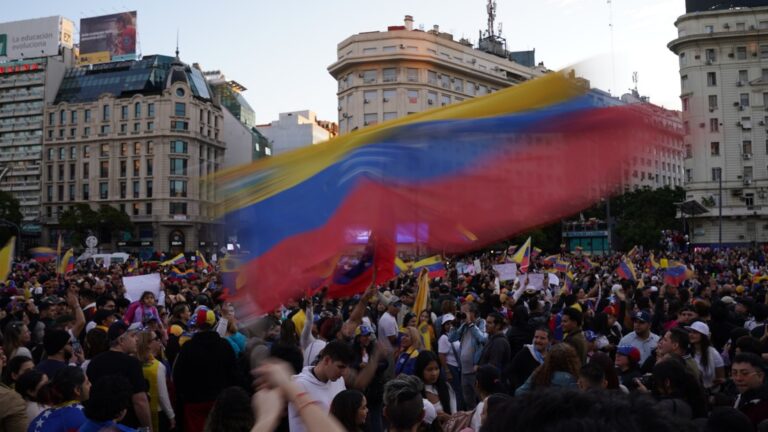 Venezolanos celebran en el Obelisco la detención de Maduro