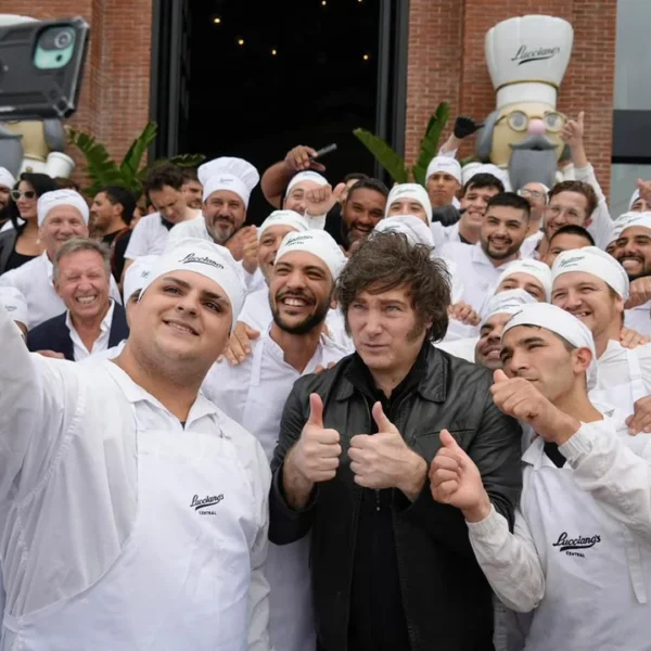 Milei vistió la fábrica de Lucciano’s: “Argentina tiene el mejor helado y todos deberían probarlo”