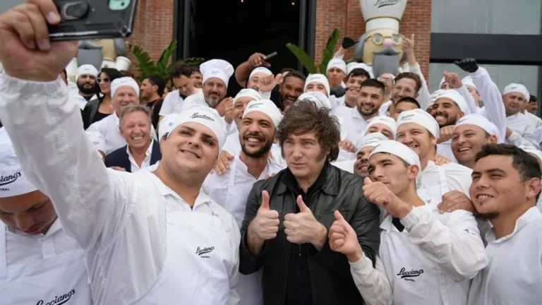 Milei vistió la fábrica de Lucciano’s: “Argentina tiene el mejor helado y todos deberían probarlo”